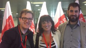 Silvia Faja, entre els regidors socialistes de Capellades, Carles Cuerva i Aaron Alcázar.