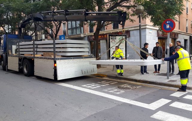 L’Ajuntament d’Igualada instal·la baixadors de formigó en cinc parades de bus urbà.