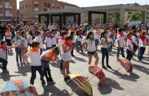 Alumnes de VIlanova del Camí ballen a ritme de Bollywood