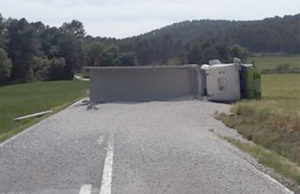 L’accident d’un camió talla durant hores la C-37 a Miralles