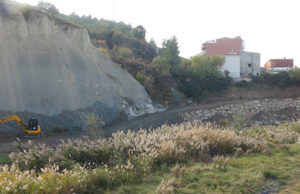 Comencen les obres per arranjar el mur d’escullera del barri del Pi de Montbui