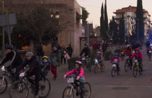 Un centenar d»innocents sobre rodes’ pedalen per Montbui