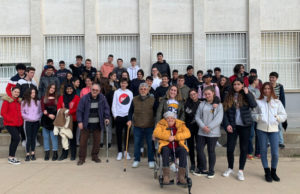 Alumnes de Piera ‘tracten de tu’ a la gent gran del centre de dia