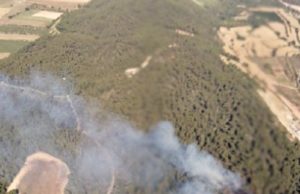 Els Bombers treballen en un incendi a la Torre de Claramunt