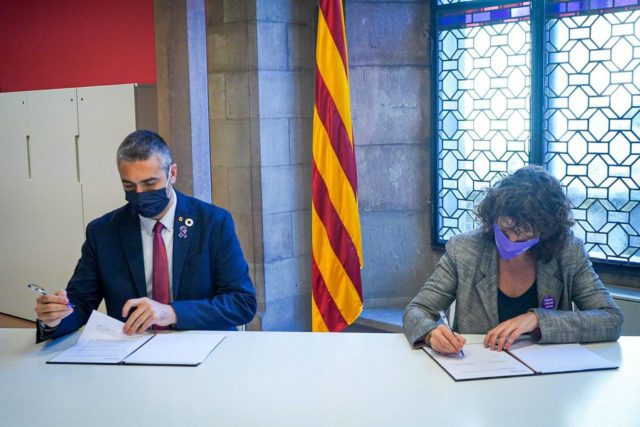Teresa Jordà i Bernat Solé signant l'acord