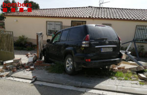 Un cotxe s’encasta contra el mur d’una casa a Piera