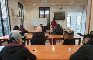 Una desena de persones participen al curs d’alfabetització en català a Òdena