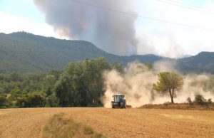 Desenes de pagesos de l’Anoia llauren els camps de cereal per mirar de frenar el foc