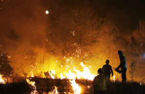 La inestabilitat del perímetre de l’incendi de la Conca de Barberà i l’Anoia preocupa els Bombers