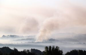 Els Bombers afronten unes «hores crítiques» i amplien la zona d’evacuació a masos aïllats de Montbui