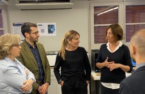 La diputada de Comerç de la Diputació visita l’Espai Malla de creació digital a l’Ateneu Igualadí
