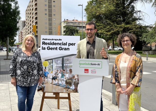 Foto Soledad Exparis, Jordi Cuadras, Montse Montaña - Residencial Gent Gran Poble Sec (1)