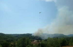 Els Bombers treballen en un incendi a la Torre de Claramunt