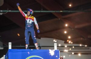 Toni Bou guanya amb una mà a la galta els dos trials sota sostre italians