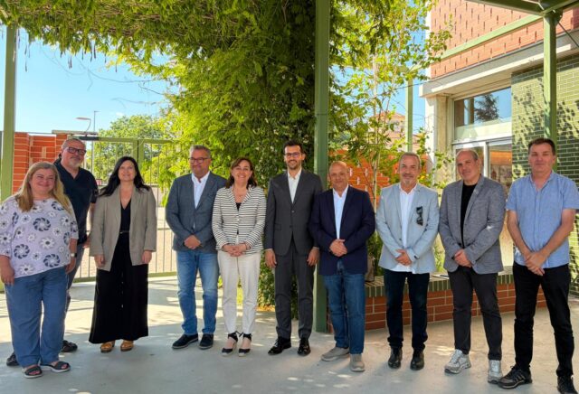 Foto reunió agents socials i econòmics - Consellera Sílvia Paneque